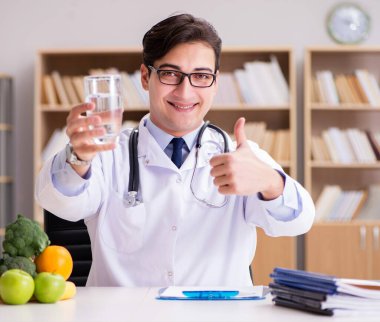 Diyet konsepti olan meyve ve sebzeli doktor.