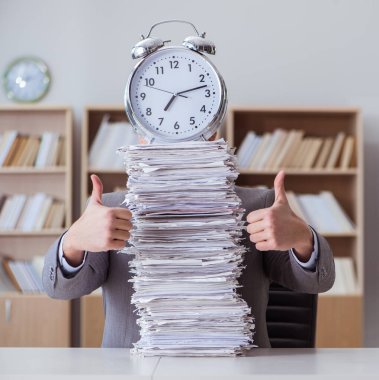 İşadamı ofisinde evrak işleriyle meşgul.