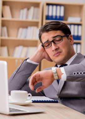 Ofiste çalışan yakışıklı genç işadamı.