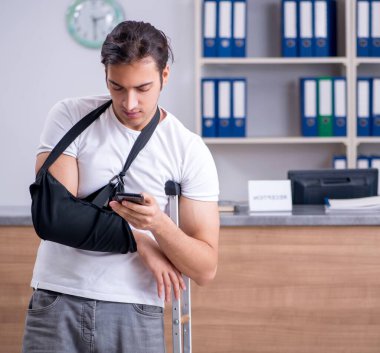 Klinik resepsiyon masası ve genç hasta