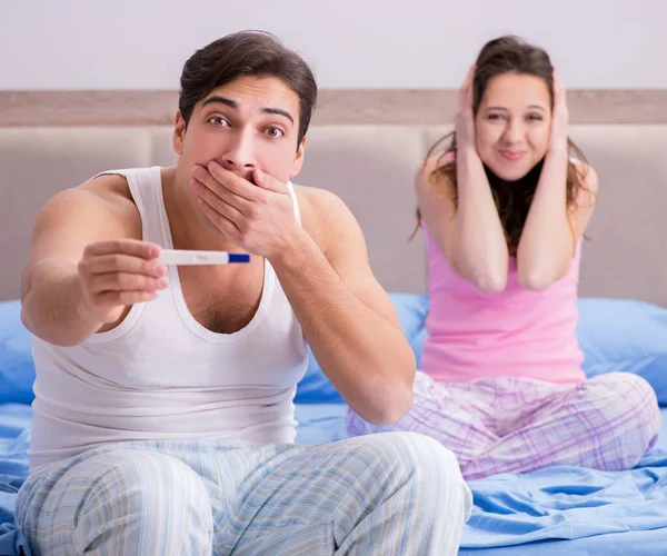 Szczęśliwa Para Dowiaduje Się Wynikach Testu Ciążowego — Zdjęcie stockowe