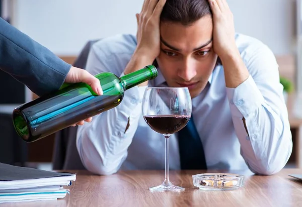 Den Mannlige Medarbeideren Som Drikker Alkohol Røyker Arbeidsplassen – stockfoto