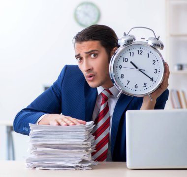 Genç erkek işadamı ofiste oturuyor.