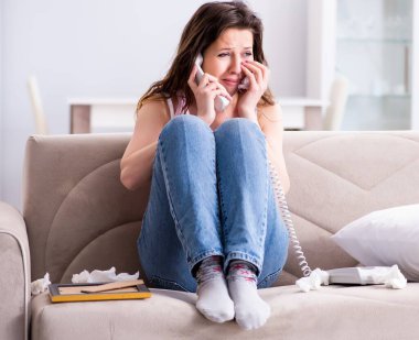 İlişki kavramındaki kırık kadın kalbi.