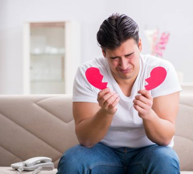 Üzgün Aziz Sevgililer Günü kavramındaki genç adam.