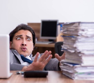 Genç erkek çalışan aşırı işten memnun değil.