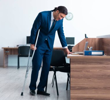 Ofisteki genç bacağı yaralı çalışan.