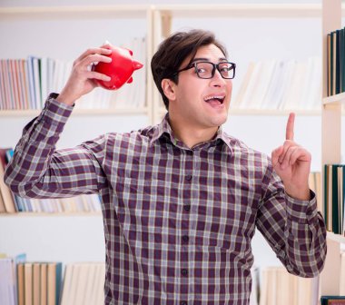 Pahalı ders kitapları konsepti içindeki genç öğrenci.