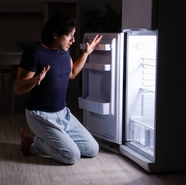Geceleri buzdolabının yanında diyet yapmayan adam.