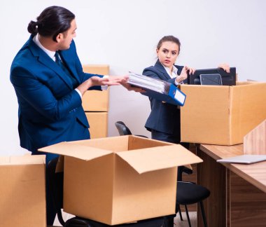 İki çalışan işlerinden kovuluyor.