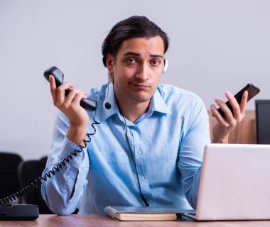 Masasında çalışan çağrı merkezi operatörü.