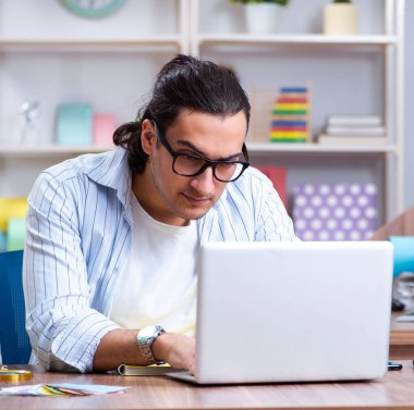 Ofiste çalışan genç erkek tasarımcı.