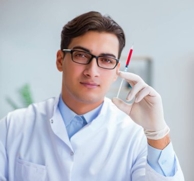 Doktor kan örnekleriyle çalışıyor.