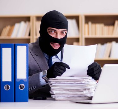 Ofisinde kar maskesi olan bir iş adamı.