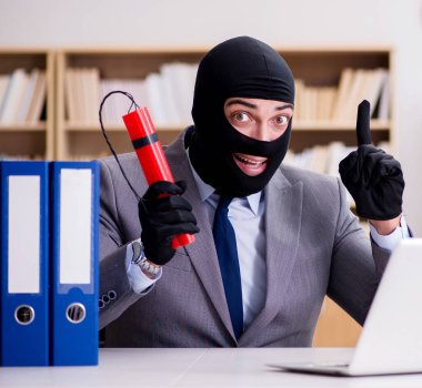 Dinamitli kar maskeli suç işadamı.