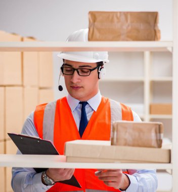 Posta paketi teslimat bürosunda çalışan adam.