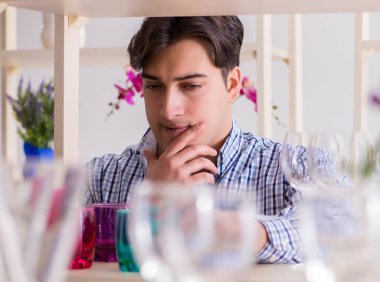 Genç yakışıklı adam dükkandan alışveriş yapıyor.