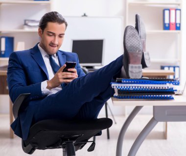 Ofiste çalışan genç erkek işadamı.