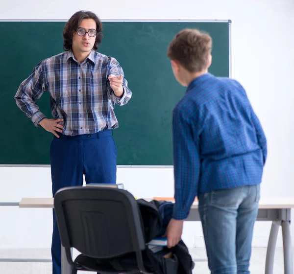 Enseignant Masculin Drôle Garçon Dans Salle Classe — Photo