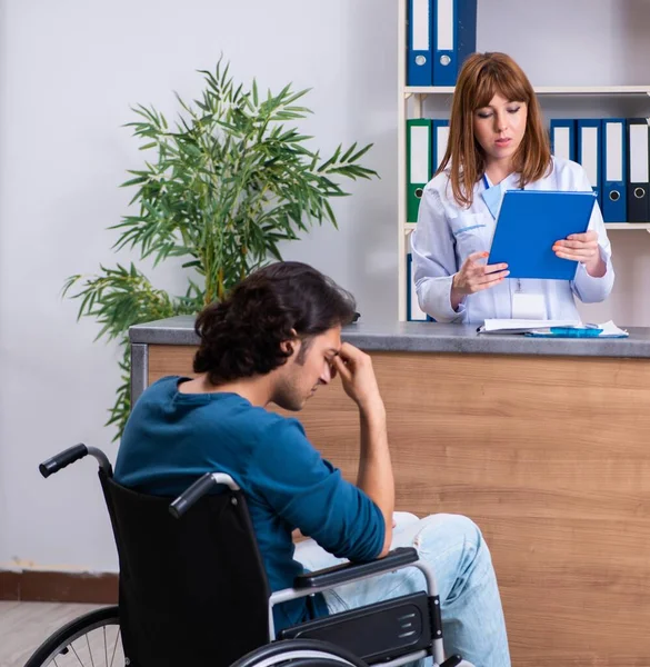 Young Patient Reception Hospital — Stock Photo, Image