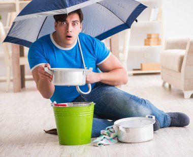 Komşu sel sızıntısıyla ilgilenen adam.