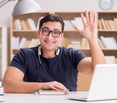 Genç serbest çalışan bilgisayar üzerinde çalışıyordu.