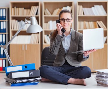 Ofisteki masada oturan kızgın iş kadını.