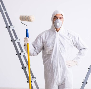 İnşaat alanında çalışan bir ressam.