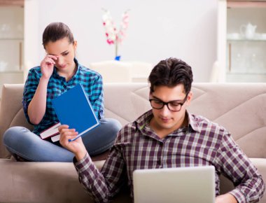 Üniversite sınavlarına hazırlanan öğrenciler