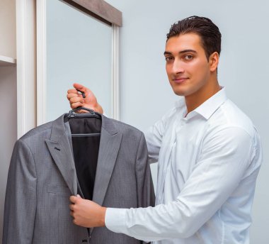 İş adamı iş için giyiniyor.