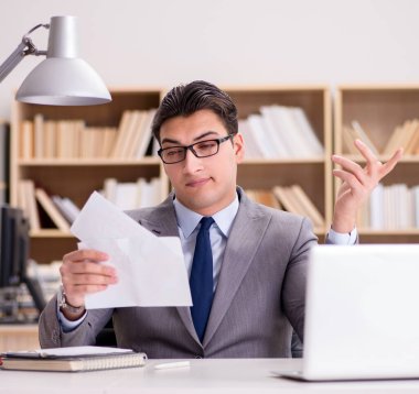 Ofiste mektup alan işadamı.