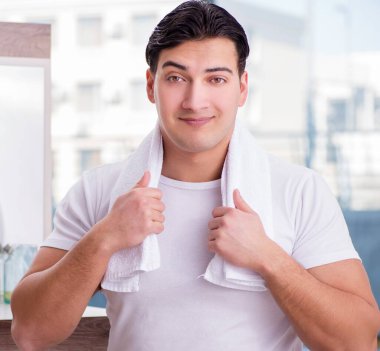 Yüz kremi süren genç yakışıklı adam.