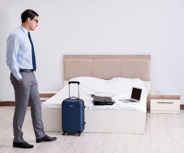 Otel odasında çalışan işadamı.