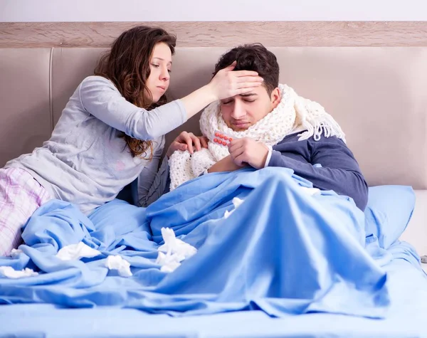 Vrouw Die Zorgt Voor Zieke Man Thuis Bed — Stockfoto