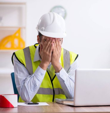 Ofiste çalışan genç erkek mimar.