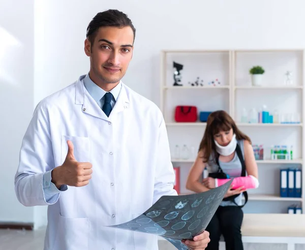 Young Woman Visiting Male Doctor Traumatologist — Stock Photo, Image