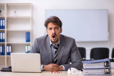 İş yerinde acı çeken genç bir erkek işçi.