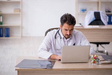 Klinikte çalışan genç bir doktor.