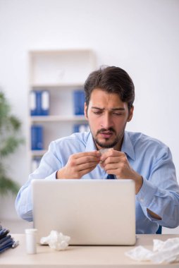 İş yerinde acı çeken genç bir işadamı