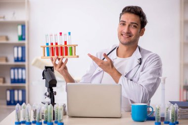 Genç kimyager uyuşturucu sentezi konsepti