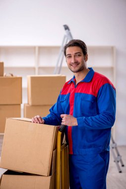 Genç müteahhit evde yer değiştiriyor.