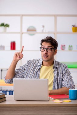 Salgın sırasında evden çalışan genç bir serbest çalışan.