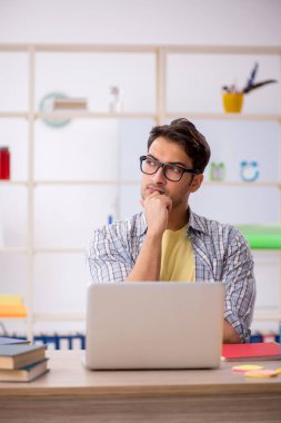 Salgın sırasında evden çalışan genç bir serbest çalışan.