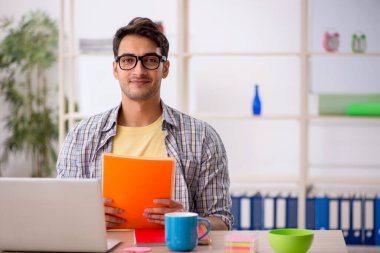 Salgın sırasında evden çalışan genç bir serbest çalışan.