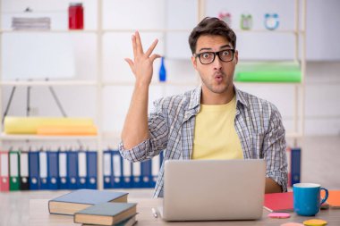 Salgın sırasında evden çalışan genç bir serbest çalışan.