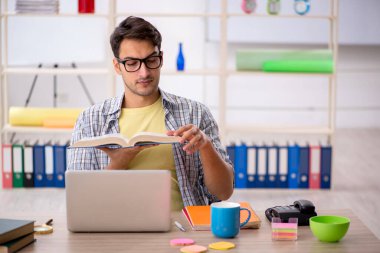 Salgın sırasında evden çalışan genç bir serbest çalışan.