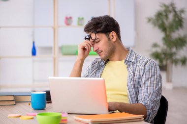 Salgın sırasında evden çalışan genç bir serbest çalışan.