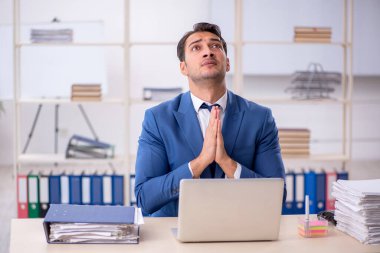 İş yerinde çalışan genç bir işadamı