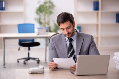 Genç işadamı ve ofiste çok fazla iş var.