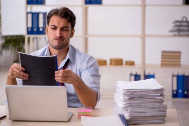 Genç işadamı aşırı işten memnun değil.